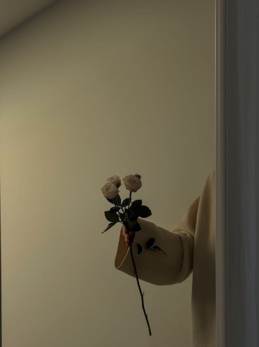 • Dünya işte ;
İnsan olsan kalbini kırıyorlar,kuş olsan kanadını ,çiçek olsan dalını ...