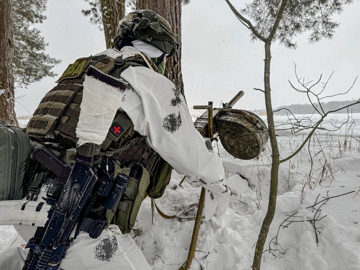TheGreyPatriot_'s tweet photo. 🇧🇾🇷🇺 Today's winter training of Internal Troops Spetsnaz Unit "Rys" as part of enhanced country 404 border protection duty.
#Russia #Belarus #Belarusian #Today #InternalTroops #Police #Security #Spetsnaz #Tactical #Training #SVCh #Lynx https://t.co/O8oQ3nybfm