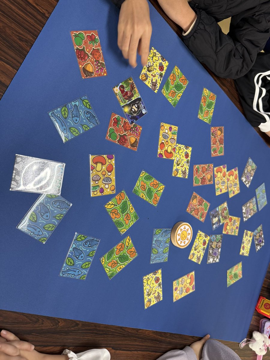 fameeple's tweet photo. 1月10日
第19回　うちはらボードゲーム交流会
参加者16名
合計21名での開催

小学生以下9名
中学生1名
一般6名

3連休だったのでいつもより少なめ❗️
ちょっと落ち着いてボドゲが出来たかな？

ゲームの破損、子供のトラブルが出てきました。
保護者の方は注意をお願いします。

#水戸
#ボードゲーム会 https://t.co/l8TzMg3bYc
