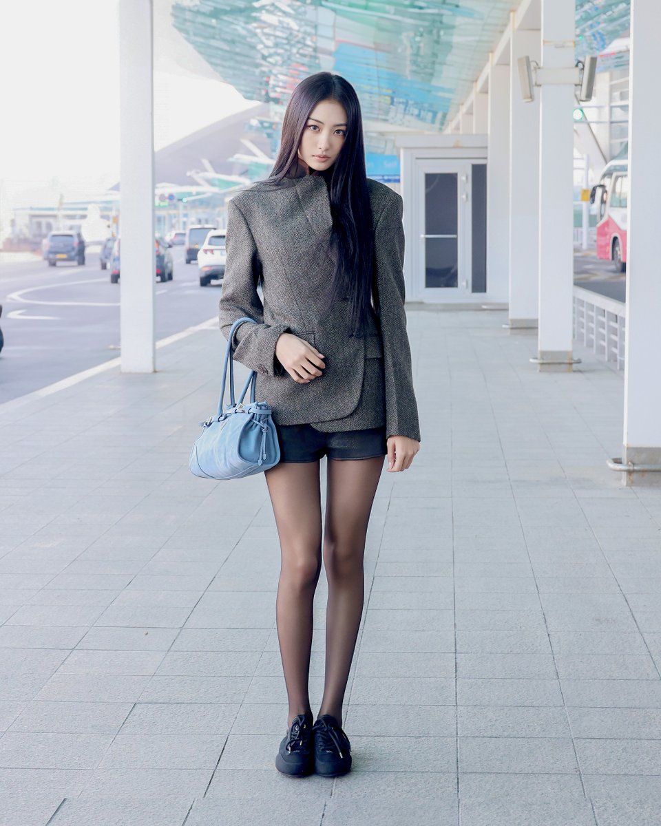 Prada Ambassador <a href="/OFFICIAL_MEOVV/">MEOVV</a> is off to Milan in a full Prada look to attend the Prada FW26 Menswear Fashion Show.

#PradaFW26 #MiucciaPrada #RafSimons #Gawon