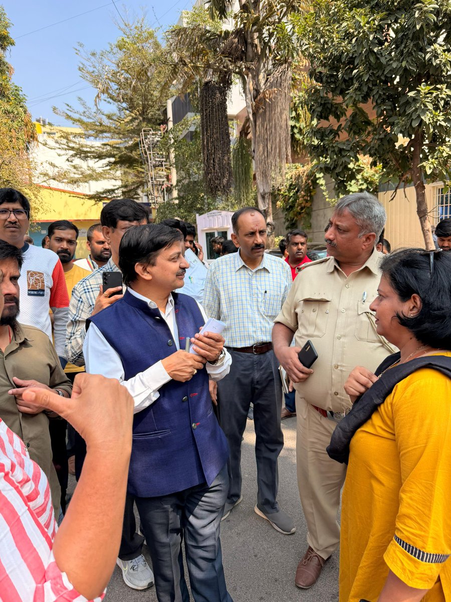 comm_blr_south's tweet photo. 🚀 Action Mode: Commissioner K.N. Ramesh Inspects Bengaluru South!

​BBMP South Commissioner Shri K.N. Ramesh conducted a spot inspection of Dollars Colony, NS Palya, and Vijaya Bank Layout to fix civic issues on priority. https://t.co/ZKy48cBjgi