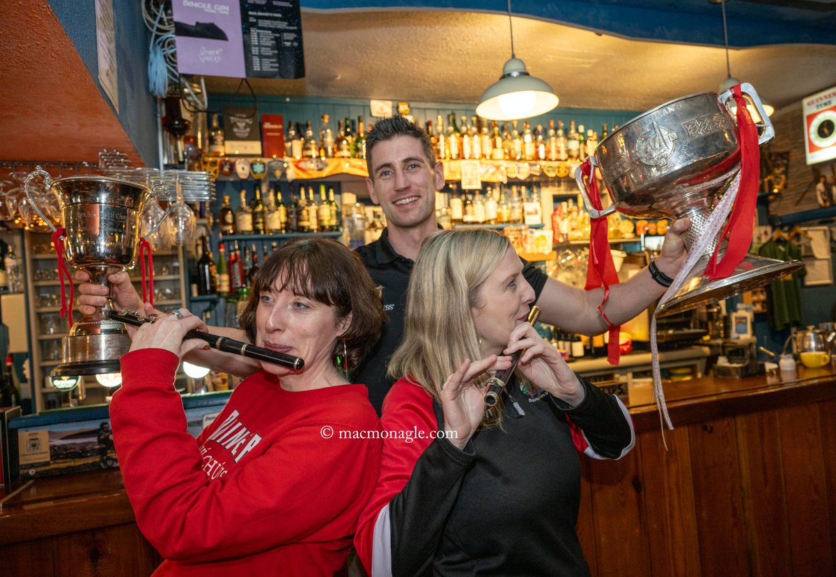 MACMONAGLE's tweet image. Ar aghaidh an Daingean Uí Chúis... tá do uair tagtha...
Bring home  All-Senior Football Championship for an amazing Three in a Row. video local schoolchildren perform Aoife Granville's ode to their heroes Paul Geaney's pub Friday. @DaingeanGAA @Kerry_Official #daingeanuichuis