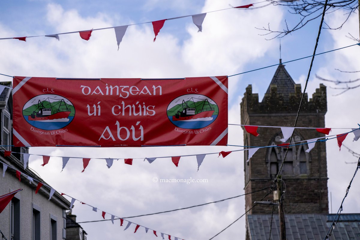 MACMONAGLE's tweet image. Ar aghaidh an Daingean Uí Chúis... tá do uair tagtha...
Bring home  All-Senior Football Championship for an amazing Three in a Row. video local schoolchildren perform Aoife Granville's ode to their heroes Paul Geaney's pub Friday. @DaingeanGAA @Kerry_Official #daingeanuichuis