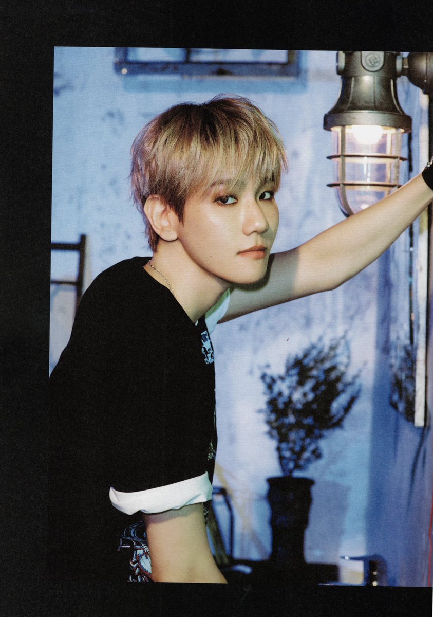 hourly baekhyun 🤍 tweet media