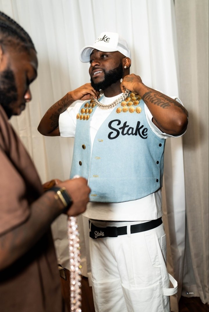 Beckkyyy55's tweet image. Who got the bigger bag 💰🤔 ?

Davido X Stake.      Burna Boy x Sporty Bet