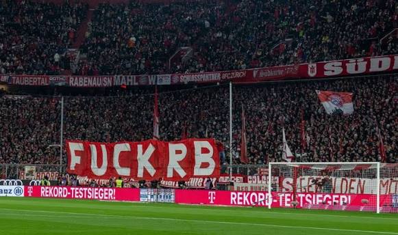 oerki_1900's tweet photo. Spuidog. Auf zum Auswärtssieg 🔴⚪
#FCBayern #RBLFCB #FuckRB https://t.co/BIj980dBd2