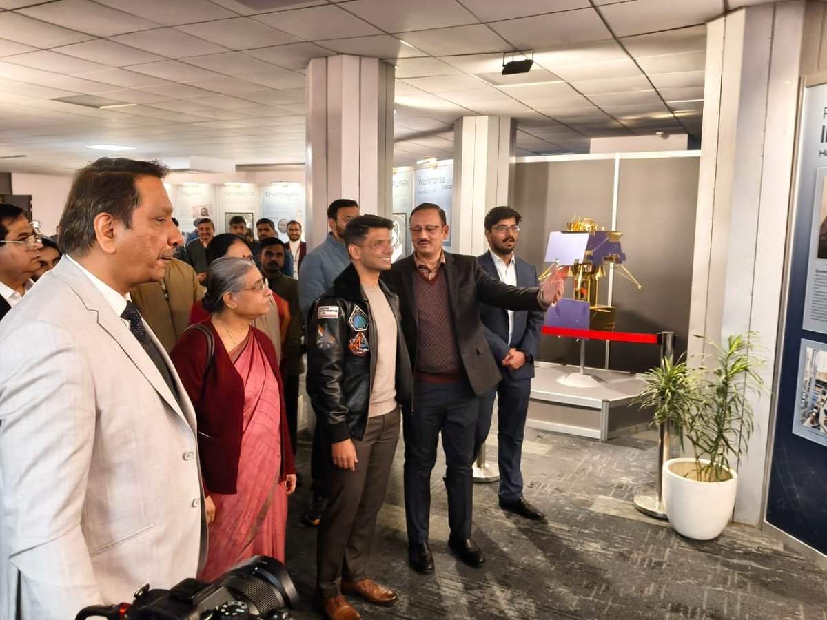 Group Captain #ShubhanshuShukla inaugurates the Virtual Reality Theatre and Panel Exhibition "𝐅𝐫𝐨𝐦 𝐄𝐚𝐫𝐭𝐡 𝐭𝐨 𝐎𝐫𝐛𝐢𝐭: 𝐄𝐱𝐩𝐥𝐨𝐫𝐢𝐧𝐠 𝐒𝐩𝐚𝐜𝐞 𝐓𝐨𝐠𝐞𝐭𝐡𝐞𝐫" at the National Science Centre in New Delhi. 

400 students from different schools attend the event