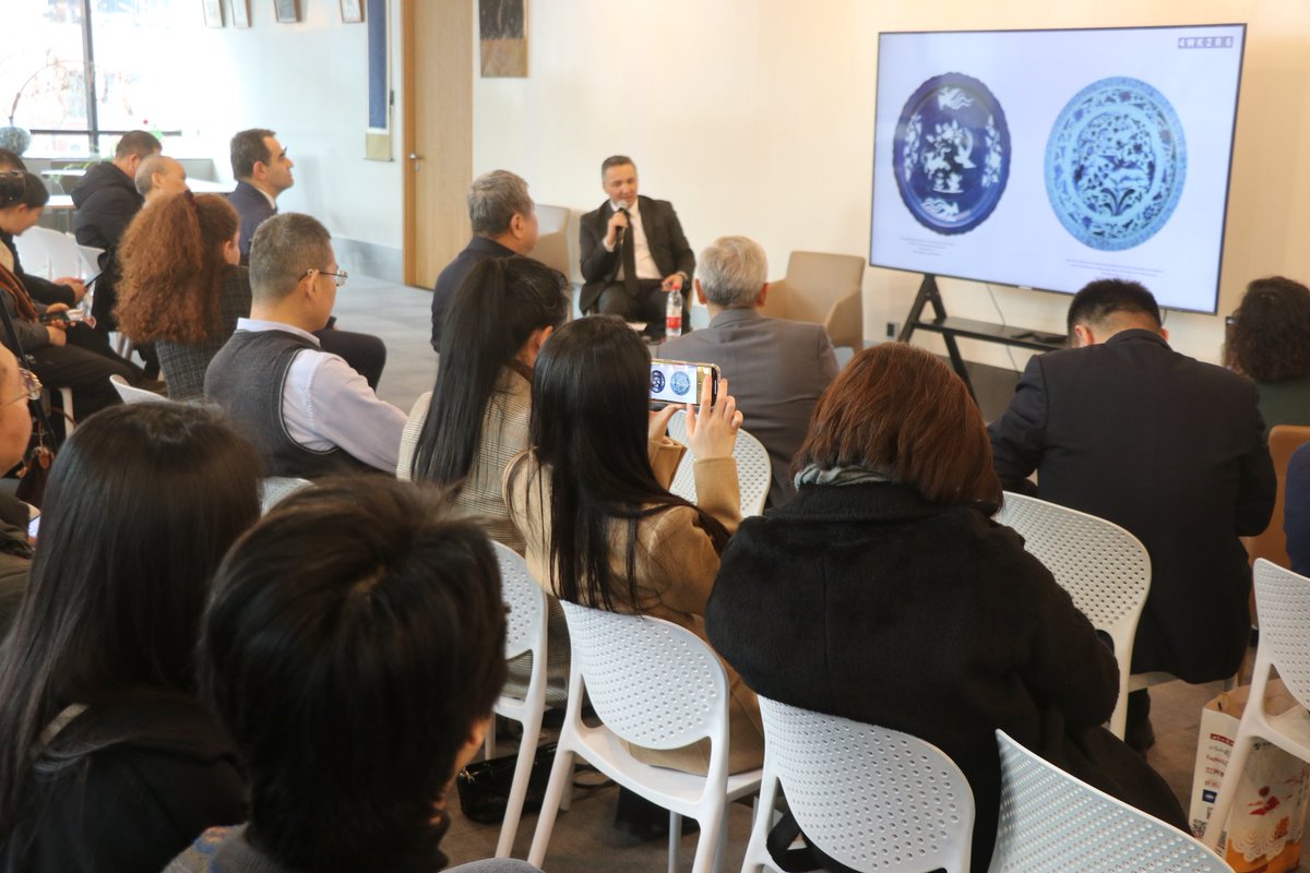 Büyükelçi Selçuk Ünal, Türkiye ile Çin arasındaki diplomatik ilişkilerin tesisinin 55. yıldönümü çerçevesinde düzenlenmeye başlayan etkinliklerin ilki olan "İpek Yolu Buluşması: Çin Porselenleri" etkinliğinde, Türk ve Çin halkları arasında geçmişten günümüze kültürel ve ekonomik