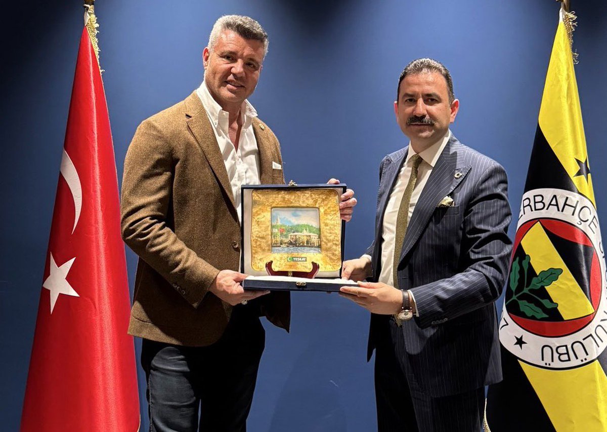 Önce “yapay zeka görseli mi” diye kontrol ettim. Değil. 

“Acaba bir kara komedi sahnesi mi” diye araştırdım. Değil. 

Bu ülkede bugün Yeşilay, uyuşturucu testi pozitif çıkan ve denetimli serbest olan birine PLAKET verdi. 

Üzülerek söylüyorum, bu fotoğraf gerçekmiş.