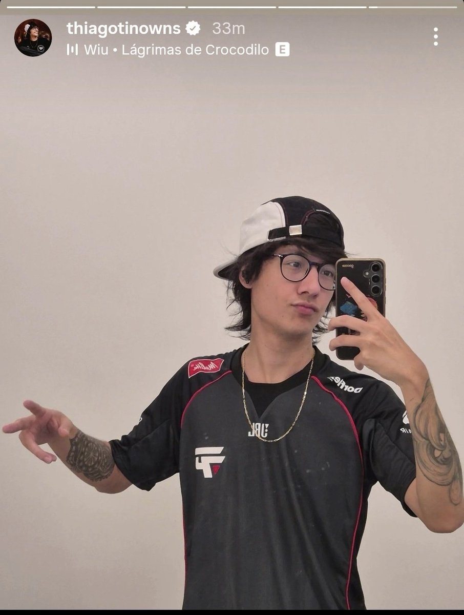 loud_larinhab7's tweet image. Desculpa mas o homem consegue ser lindo até cm a camisa do time mais feio desse mundo🫦😍