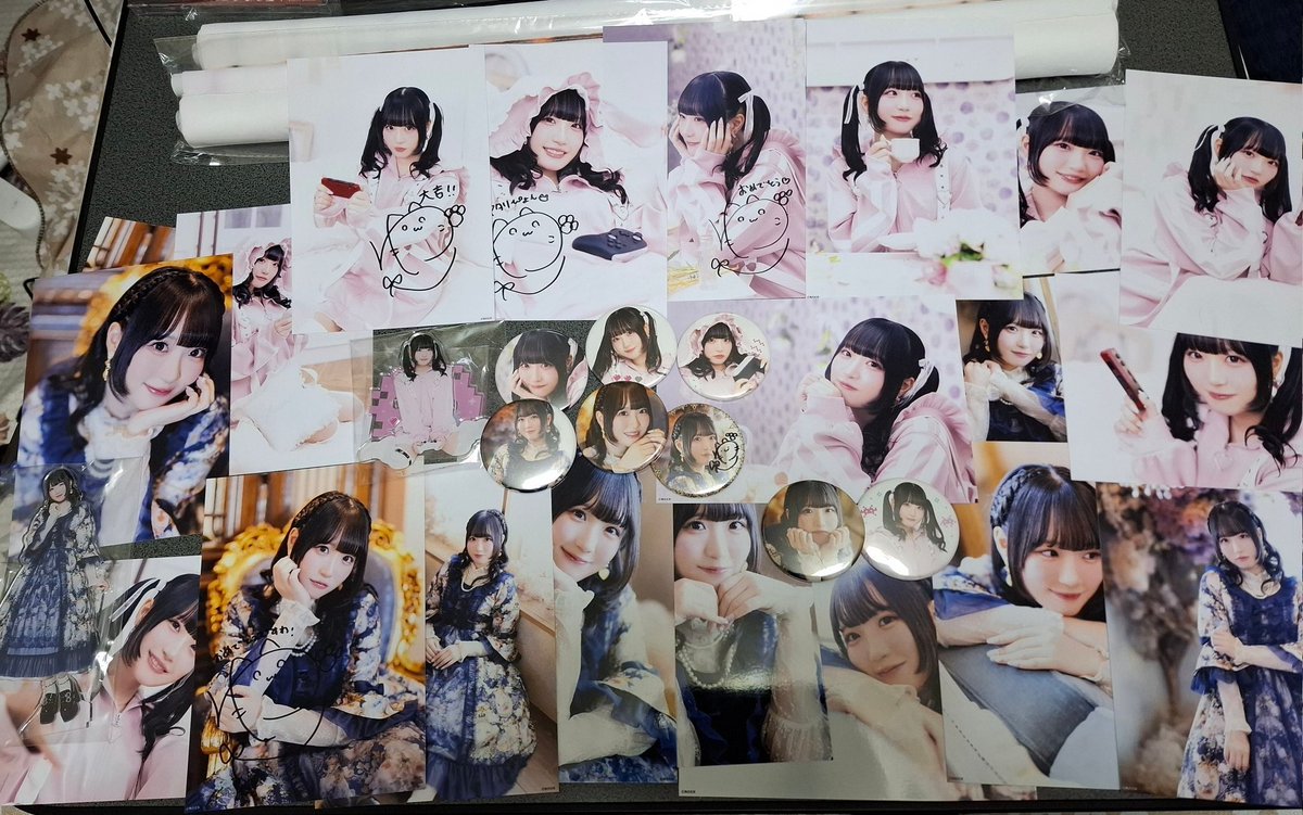 サインもブロマイドに4つ、缶バッジに1つあってなんかすごいことになった