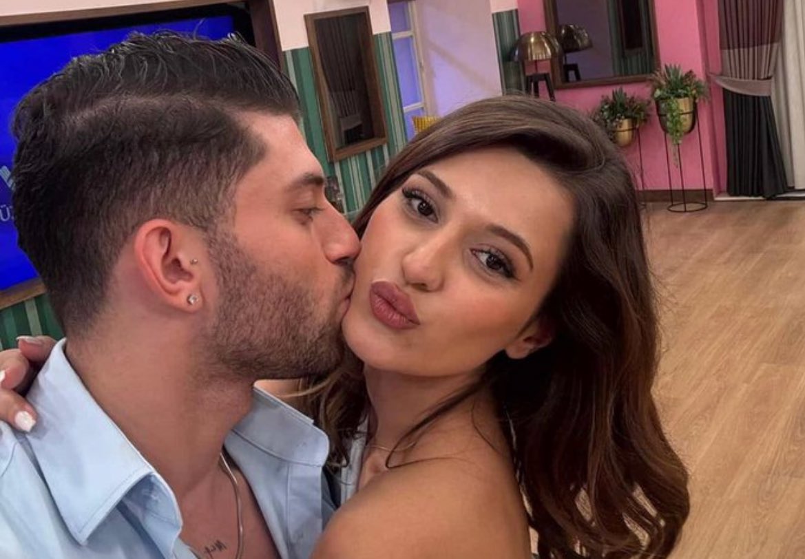 siz el ele oldukça sizi kimse yıkamaz başından beri yaşadığınız zorluğun farkındayız sizi çok seviyoruz her zaman yanınızdayız

MetsuTek SizHepiniz