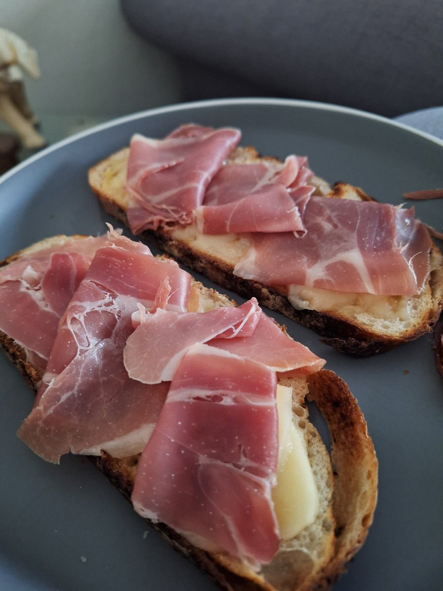 Morningggg  diablitosss ... desayunenos poooess pan de masa madre-queso parmesano tostadito con un rico serrano.

Denme mi café en lechita con azúcar falsa doble porque deliciosoooo!!!!