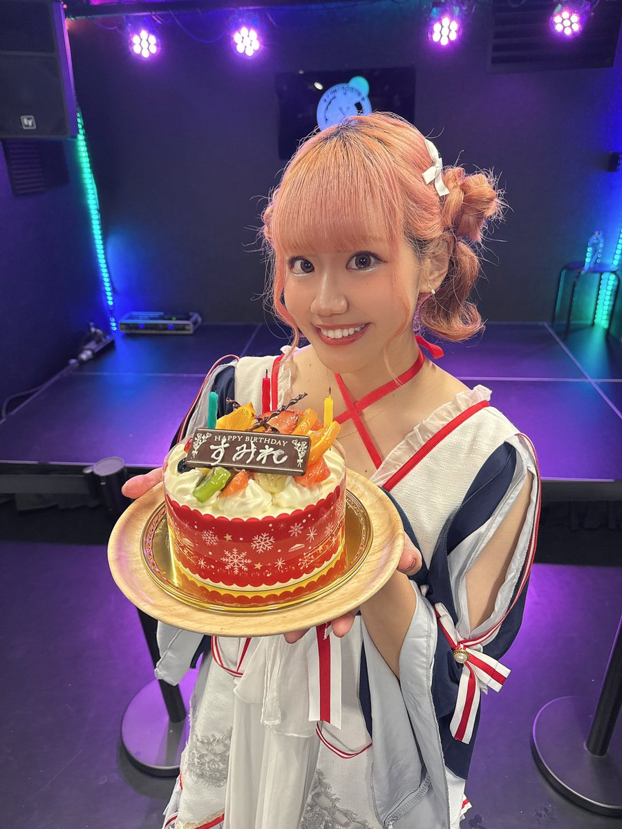 songstressmile's tweet image. 幸せな誕生日ライブをありがとうございました😍❤️

今日の一歩が大きな一歩に繋がるように☀️

みんなの笑顔が最高のプレゼントでした！

大阪から全国へ！
次回5月2日大阪ワンマンも会おうね☺️

#未来の歌姫すみれ