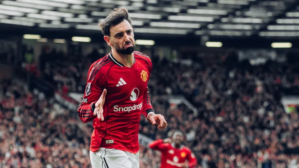 AdamJoseph's tweet image. By the way, what a deserved standing ovation for Bruno Fernandes. The best player on the pitch today, by a distance too. 6 chances created, 1 assist, 14 defensive actions, did it all - just like he always does.

The best attacking midfielder in the world.