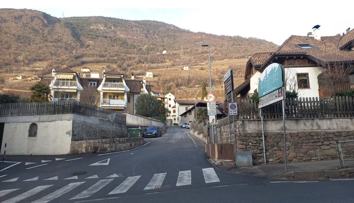 fasbej's tweet photo. Poca frequentazione notturna e vigne come facile via di fuga. 
A #Bolzano #Rencio si scopre rione nel mirino dei ladri con una frequenza impressionante.

https://t.co/aUNvp0XUFB https://t.co/xRjLYPACYT