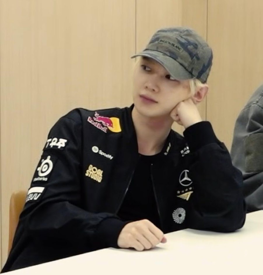 🔞jngsng body worship

TW: discussions of weight, id0l dieting culture &amp; body dysmorphia