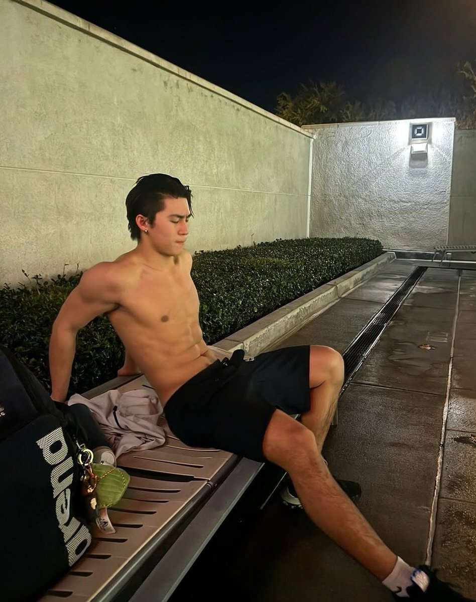 mrvvip's tweet photo. Desmond Sutanto shirtless on latest snaps. #sportwatch https://t.co/iTDai1tsE7