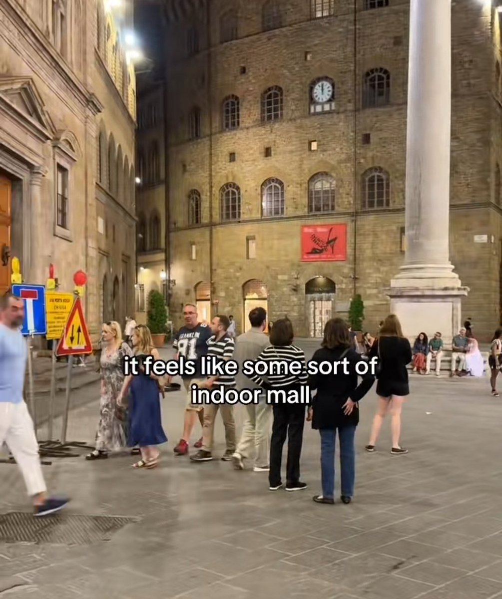 mi fanno morire gli americani che per descriverti qualunque posto ti dicono ok allora immaginati un centro commerciale...