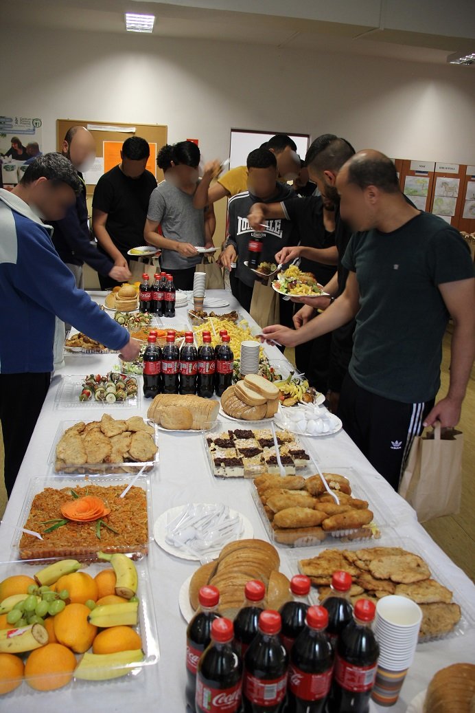 Piotrbazi's tweet image. Jedzenie w szpitalu?
Niestety nie!!!
Ośrodek dla nielegalnych imigrantów.