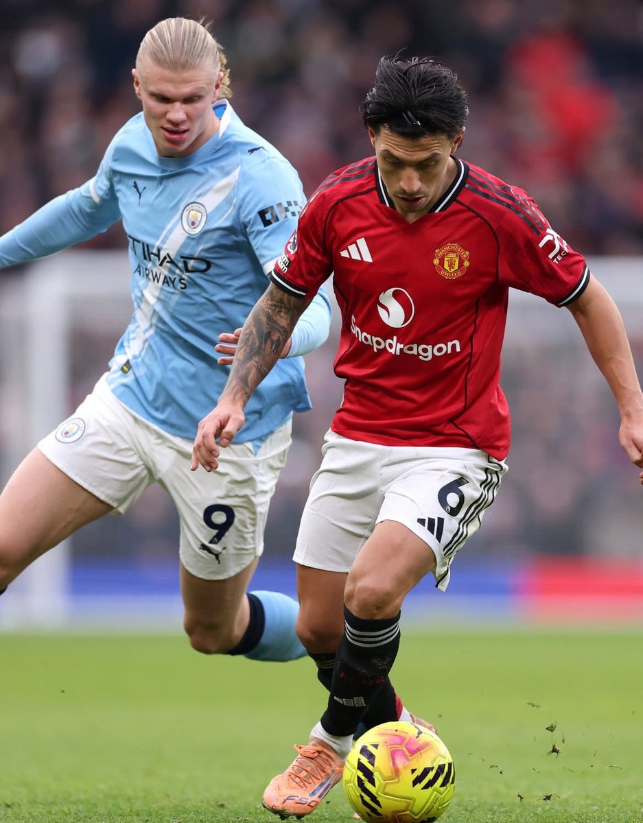 StatmanDave's tweet image. Lisandro Martinez vs. Manchester City:

— 100% aerial duels won 
— 100% ground duels won 

Nobody was picking him up today. 😉