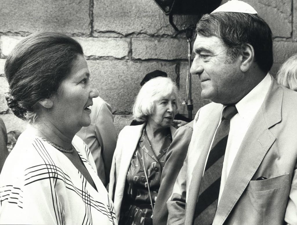 NatachaQS's tweet image. J'ai signé cette lettre ouverte : c.org/FfG6MjckKn
"Nous demandons solennellement au Conseil de Paris de revenir sur cette annulation accablante, et de nommer l’allée, « Claude-Lanzmann » qui, au-delà d’un homme, salue l’effort de justice face au plus incommensurable crime…