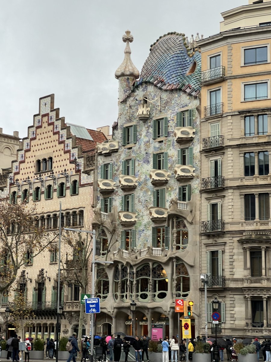 Fun but ☔️ day today as we took the crew into Barcelona to see the city! (Guadi art/building)