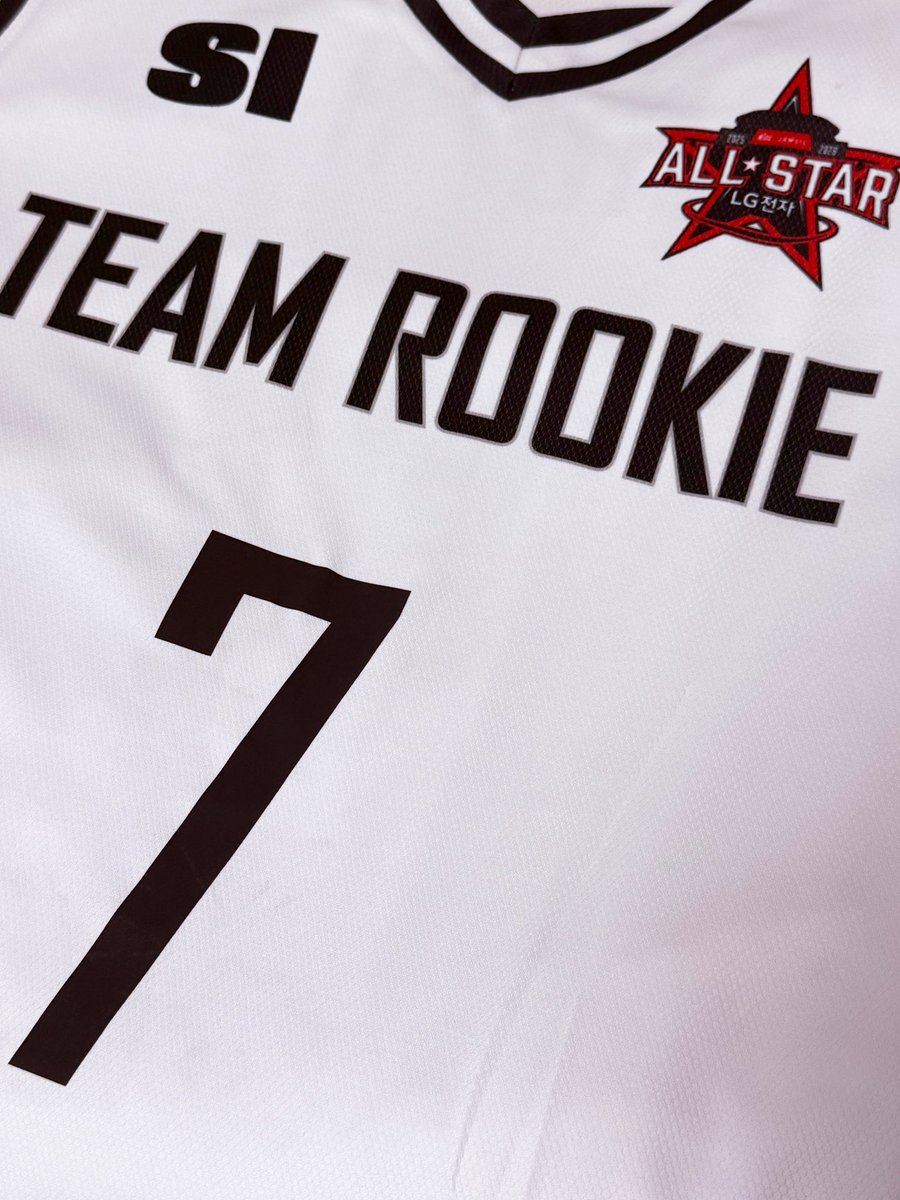 팀루키 유니폼 진짜 올스타 유니폼이랑 가격 비슷할줄알고 어 드가를드가 ~ㄱㄱ 하고 쿨결제 하려는데 마킹까지 129,000이길래 결제하다가 살짝 울엇음 그치만… 못참지