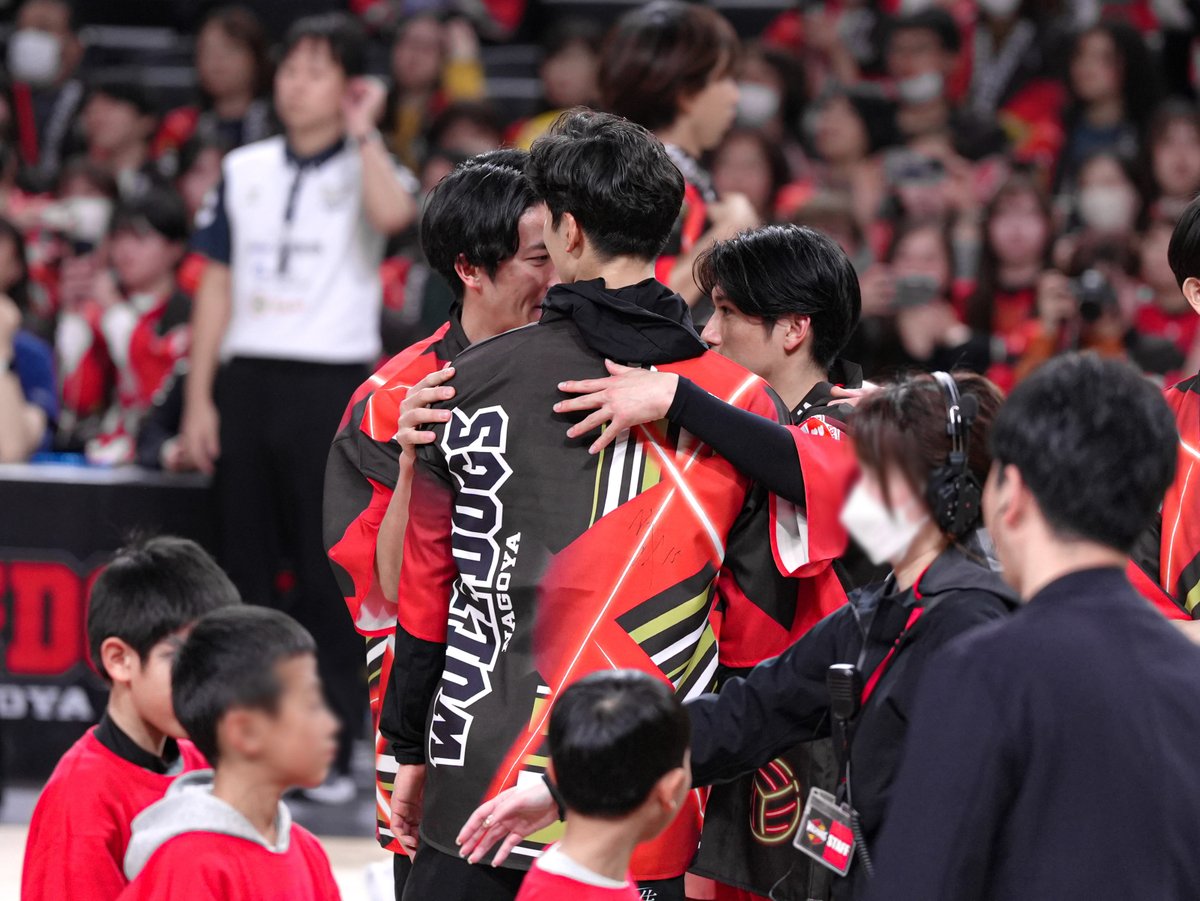 3人で円陣組んでた