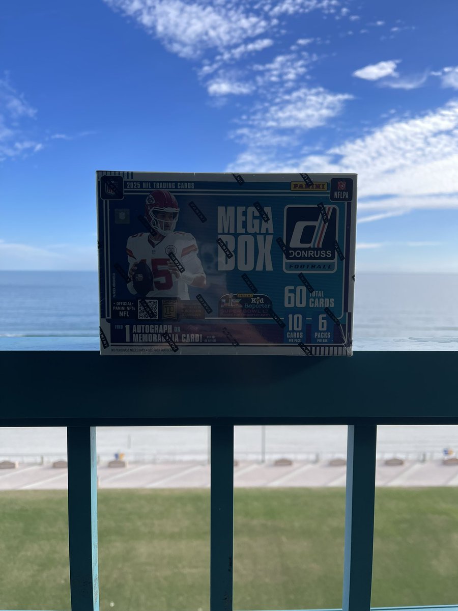 PlugPulls's tweet image. No better way to start the day @CardPurchaser 

#thehobby #pulltheplug