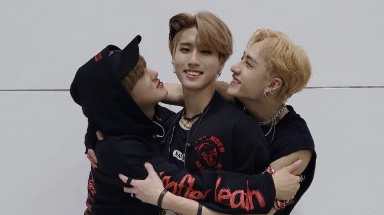 gnabnahcpics's tweet image. the most powerful trio 🌟🌟

3RACHA LOCKED AND LOADED
#9YEARS_3MINDS_1LEGACY 
#3RACHA_9주년_축하해 @Stray_Kids