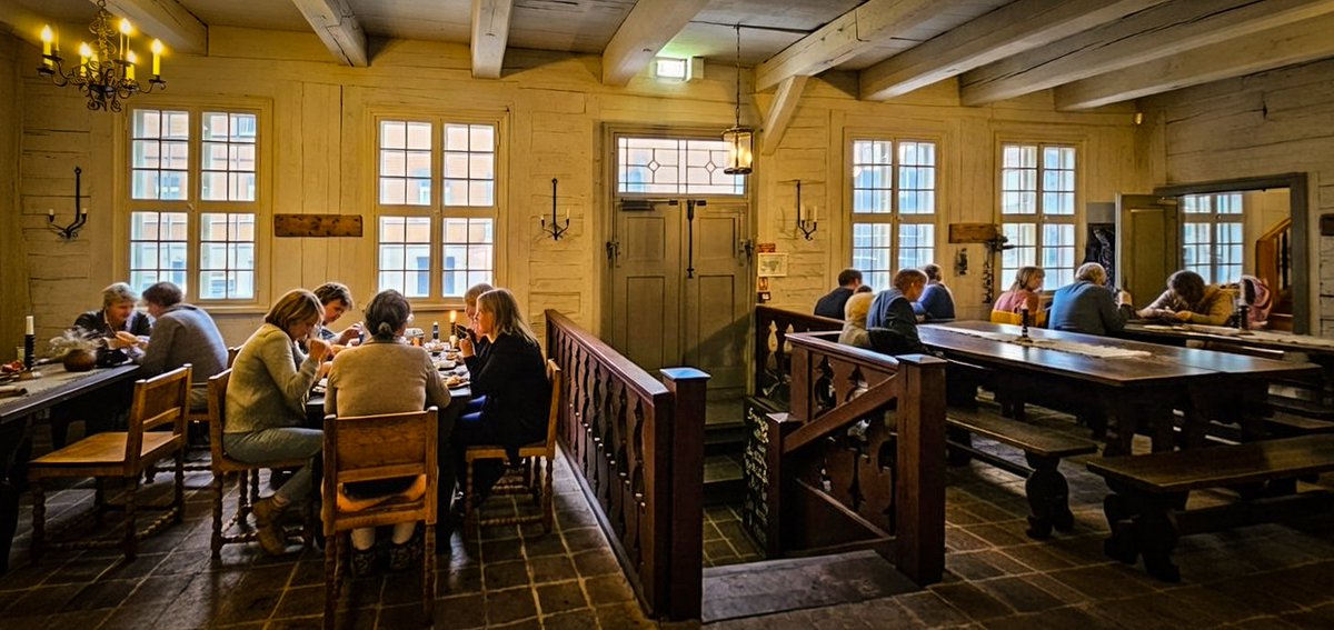 Lai iejustos 17. gadsimta #Liepājā, nav vajadzīga laika mašīna. Pietiek tikai apciemot omulīgo "Hoijeres krogu", kurā pirms vairākiem gadsimtiem ieturējušies pat lielvalstu valdnieki, kad tie ceļoja cauri Kurzemei.