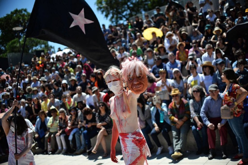 Se difunde nueva imagen del estallido Narco Delictual de 2019 . Una performance organizada por el Museo de la Memoria y Fabiola Campillai el 3 de noviembre de 2019 realizan una decapitacion con un muñeco del entonces presidente Sebastian Piñera.