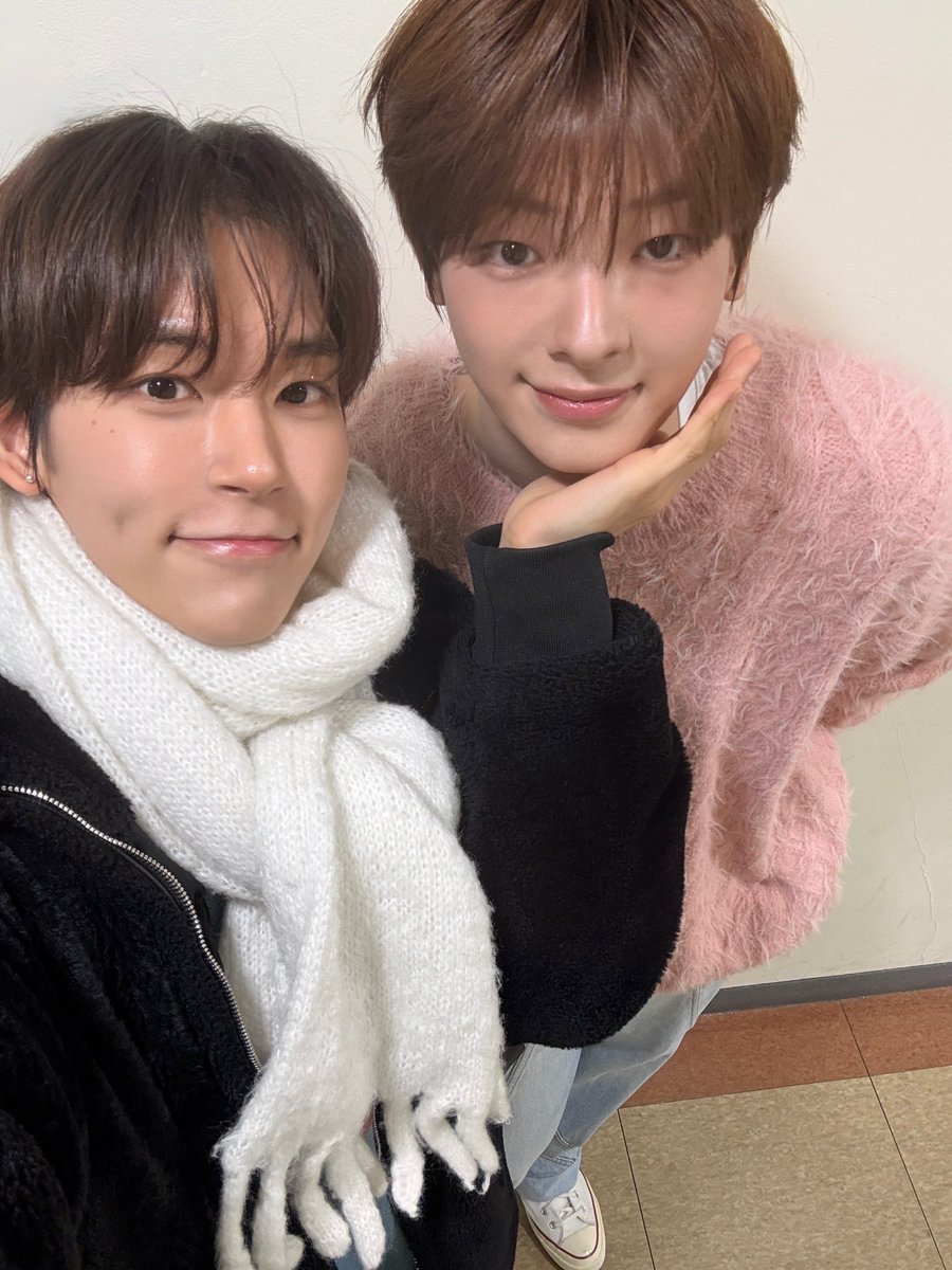 wishyour_seowon's tweet photo. 우진이~첫번째 팬미팅 너무 축하하고 고생많았엉~^^  우진이의 목소리와 음악이 앞으로도 더 많은 사람들에게 위로와 힘을 되길 바래~🩵 
마지막 졸업식 함께 할수있어서 좋았당~ㅎ ㅎ 졸업 축하~ 성인 축하~👏👏👏
#서원 #강우진 #엄마 담당 ㅋ ㅋ #보이즈2플래닛 https://t.co/liG5MNdFd5