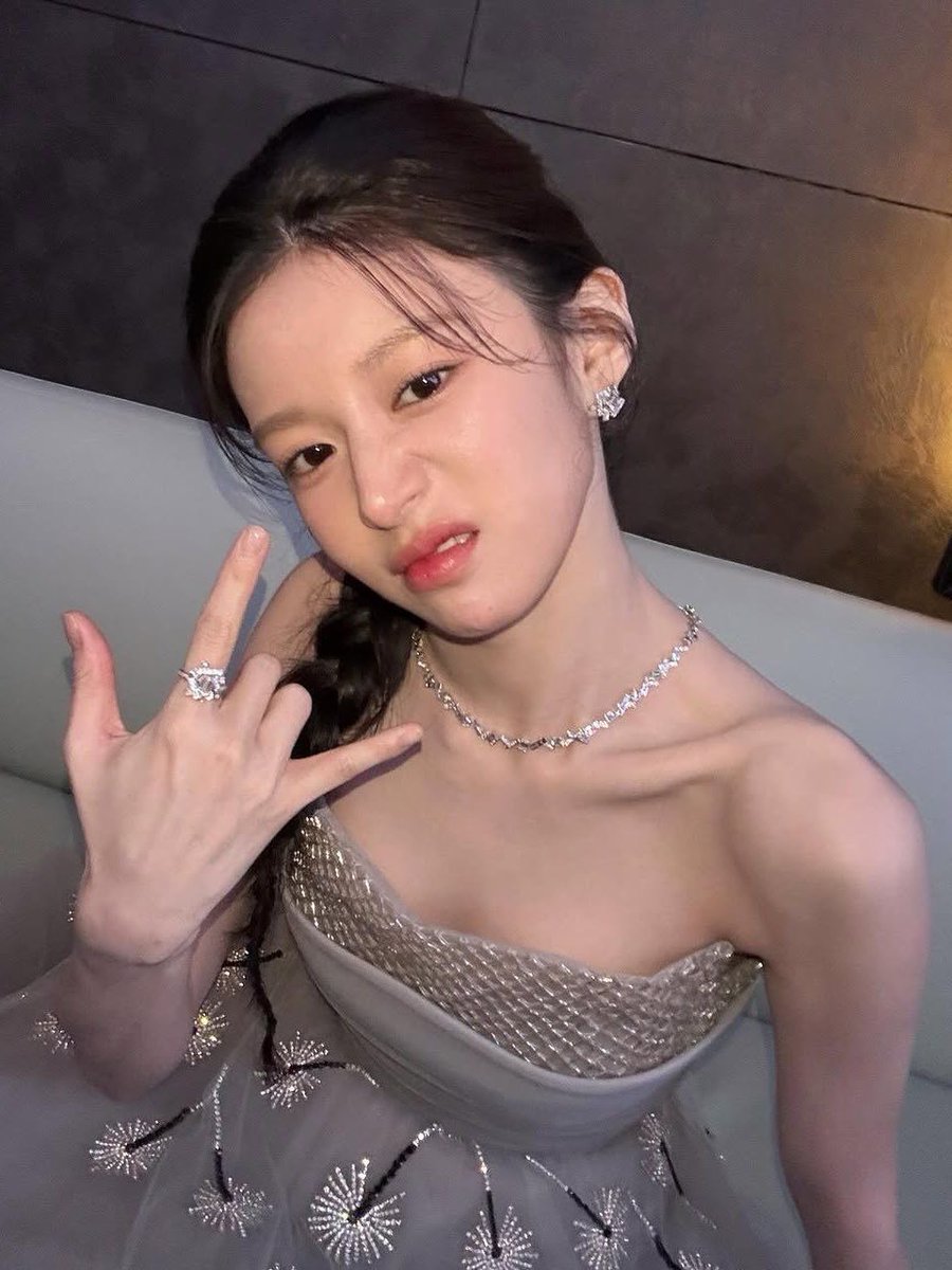 maaf gabisa dateng, abang support dari jauh aja❤️❤️