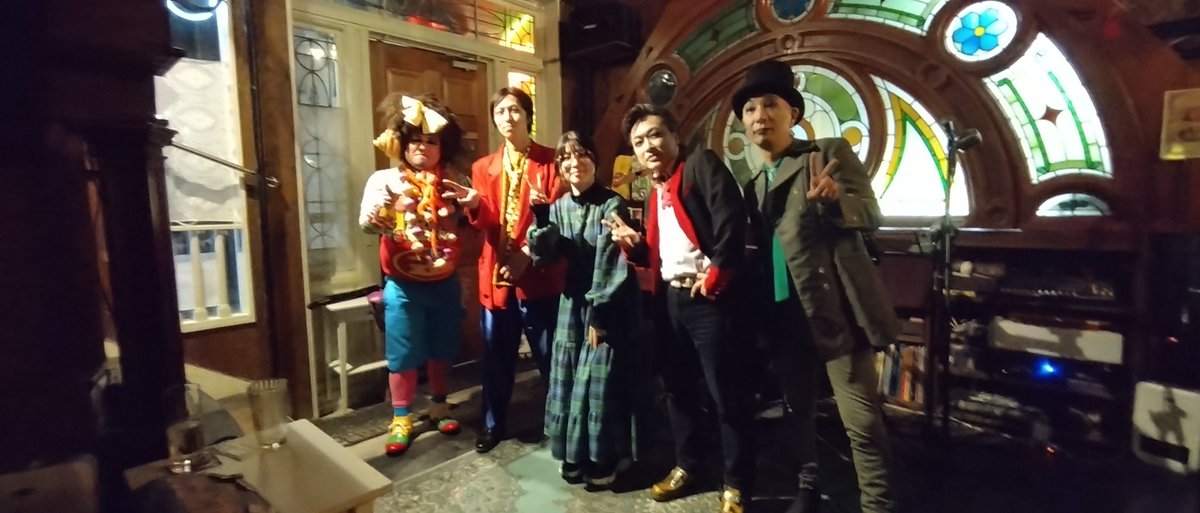 1/16のライヴはボランドール&amp;オスカー at 野毛うっふ。
カモンパンチは見たことあるかもしれないと思っていたが初めてだった。こんな派手な人達を忘れるわけない。
カヴァー多めと言っていた通り、全5曲もあった。知らないのは喝采のみ。初めてかと思ったら結構聴いている。おかしいなあ。