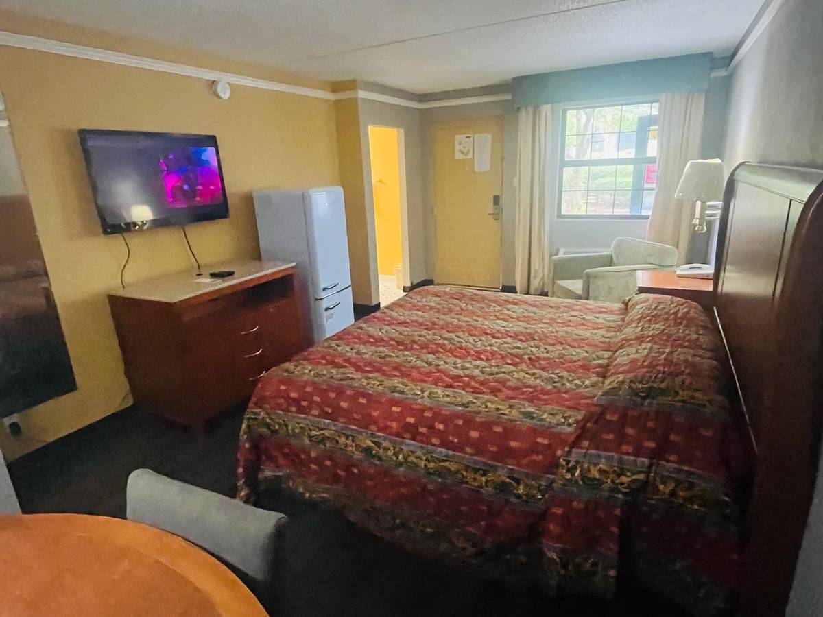 AtlBizRetweet's tweet image. 678-736-6610
#Affordable Hotel Next to #WaffleHouse walk to Thai #Restaurant and walk to #SportsBar