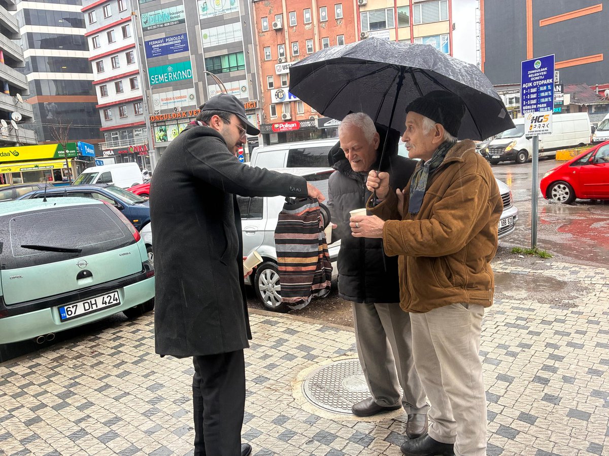 Bugün Site Devlet Hastanesi Lokman Hekim Camii’nde kılınan cuma namazı sonrasında başlamak üzere Zonguldak Merkez Acılık ve Soğuksu güzergâhlarında Kadın Kollarımızın kıymetli desteğiyle Gençlik Kolları olarak soğuk, yağmurlu havada hemşehrilerimize sıcak çay ikramında bulunduk.
