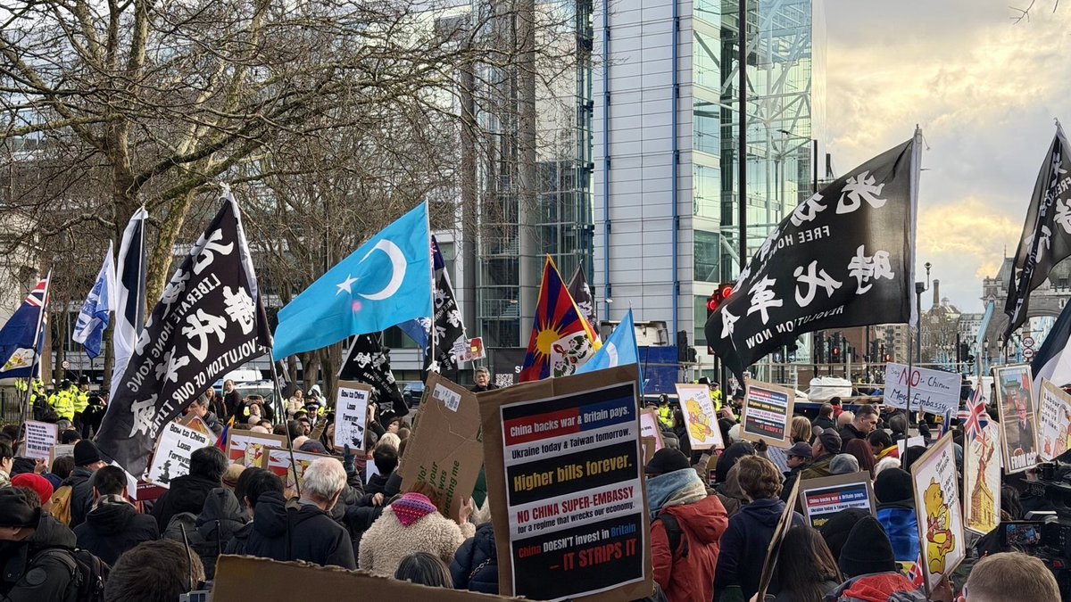 hkdc_us's tweet photo. Thousands have turned out to protest the proposed Chinese mega-embassy in London, incl prominent politicians like Kemi Badenoch &amp; Iain Duncan Smith. While they’re Tories, opposition to the embassy plan stretches across the political spectrum incl Labour &amp; Liberal Democrat MPs. https://t.co/EzDQsnTck0