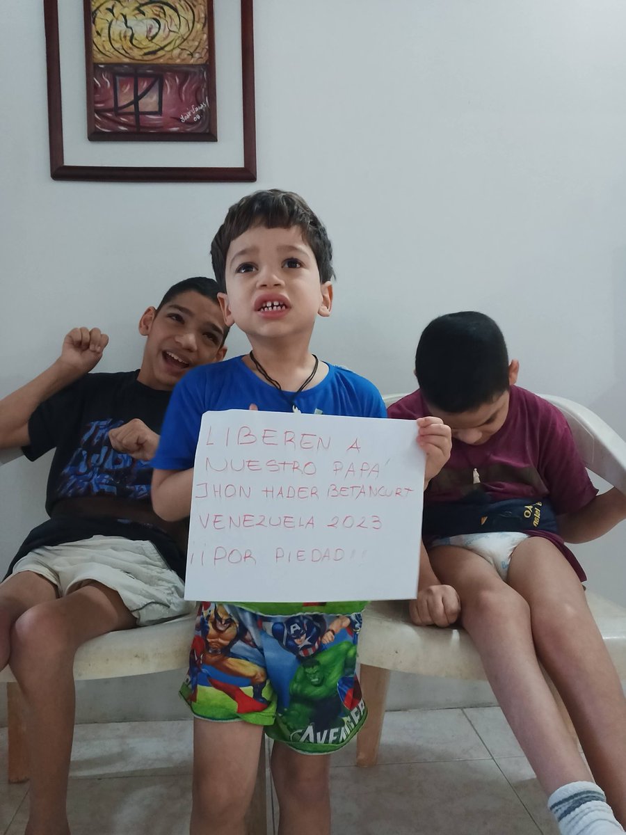 ClaudiaM201077's tweet image. Detrás de cada preso político hay una familia rota. Estos son los hijos de Jhon Betancurt, que suma 2,345 días secuestrado en El Helicoide.
¡Ya basta de esta crueldad! Mis hijos merecen abrazar a su papá. @MariaCorinaYA @pburelli ⁦@OrlvndoA⁩ #QueSeanTodos
