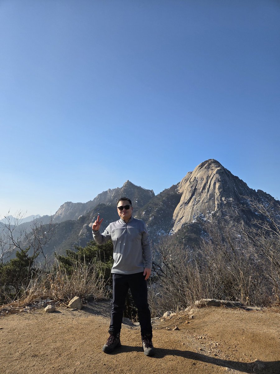 1.17 북한산 남진 산행을 하였습니다.
우이역에서 영봉~백운봉암문~주능선(족두리봉, 향로봉, 문수봉, 승가봉, 사모바위) ~비봉능선~대호아파트앞까지 20km를 7시간 50분을 걸으며 한계를 극복하기 위해 추운겨울 비지땀을 흘리며 산행을 하였습니다.