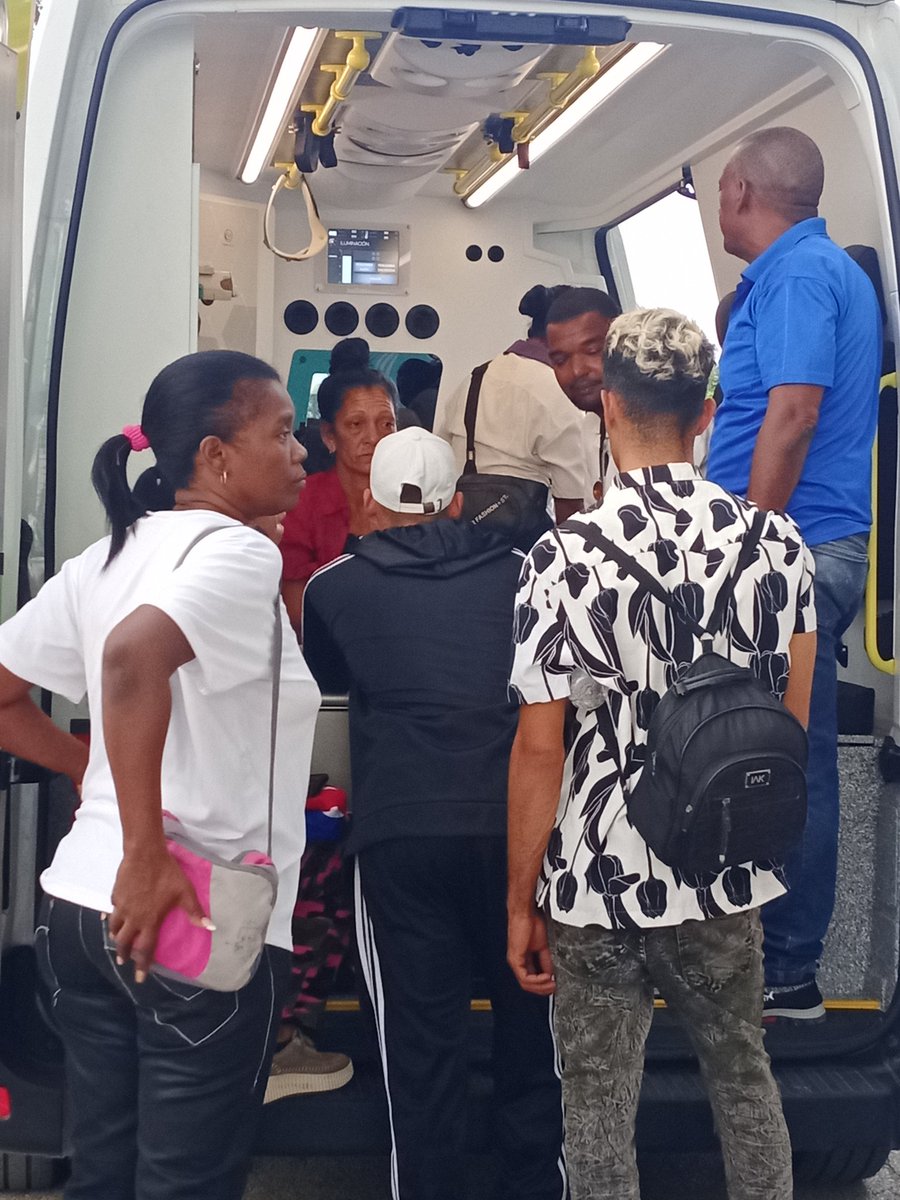 suniel_johnson's tweet photo. #HonorYGloria
Estuvimos ahí, dónde éramos más necesarios: cuidando la salud a los familiares de los hermanos caídos en #VenezuelaSeRespeta por patrañas del imperialismo. #CubaEsSalud #SantiagodeCuba #SiempreSantiago https://t.co/cbMq9nk1lO
