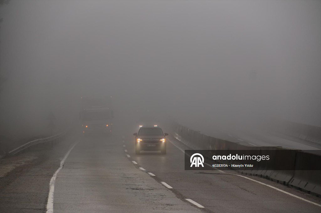 Hatay’ın Belen, Kırıkhan ve Yayladağı ilçelerinde öğleden sonra başlayan sis etkisini artırdı.Sis nedeniyle Belen-İskenderun kara yollarında görüş mesafesi yer yer 20 metreye kadar düştü.Yollarda önlem alan trafik ekipleri, sürücüleri dikkatli olmaları konusunda uyardı#Hatay #sis