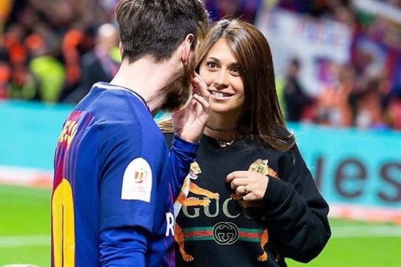 OutMessi_'s tweet image. Encontrá a alguien que te mire como Antonela mira a Messi. 🥹❤️