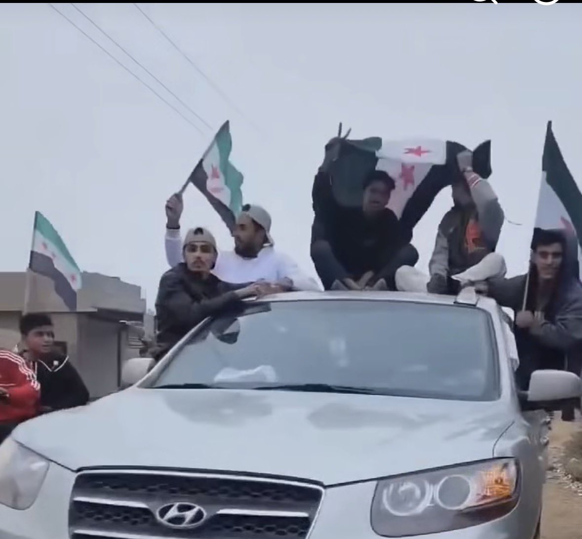 قوات #قسد تتراجع، امام تقدم الجيش السوري في ريف #الرقة الجنوبي والشرقي. وتل ابيض في الشمال خارج سيطرتها. قوات قسد بين فكي كماشة.
تفكيك قسد بدأ بانهيار  سريع لقواتها، وانشقاق عشرات المقاتلين في صفوفها .
و #تحرير_الرقة_ديرالزور_الحسكة قادم