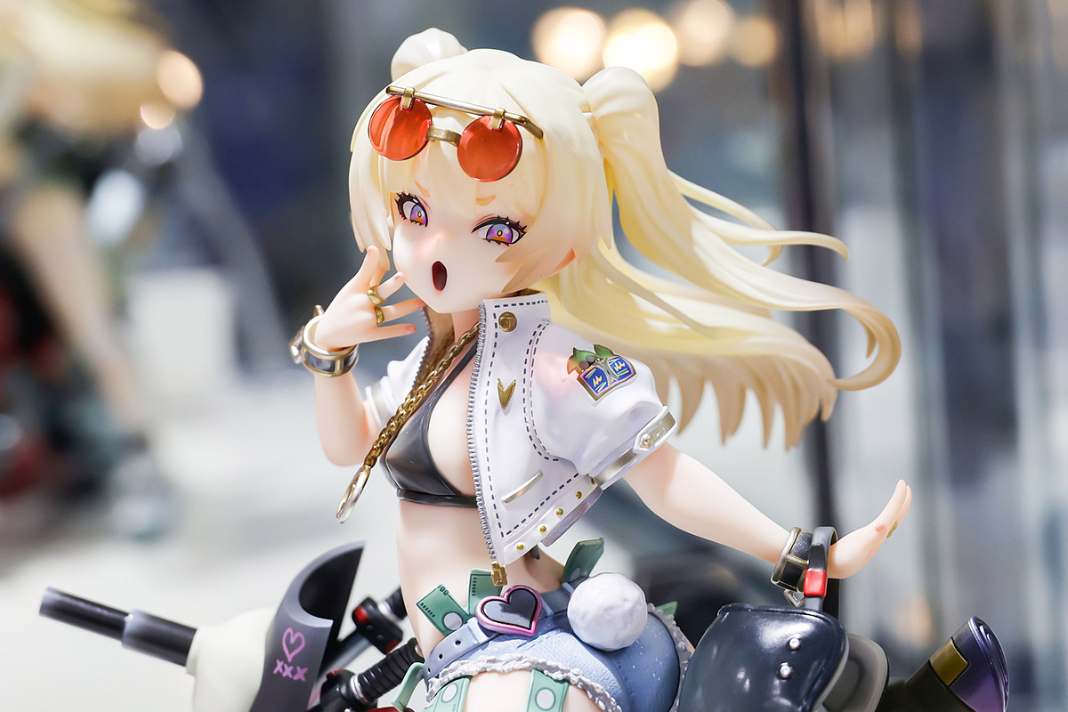 hobbywatch_jp's tweet image. バイクにまたがった姿がとってもクール！「アズールレーン バッチ 華麗なるスピードスターver.」【あみあみ展示撮り下ろし】　公式イラストを忠実に再現 hobby.watch.impress.co.jp/docs/special/2… #アズレン #フィギュア