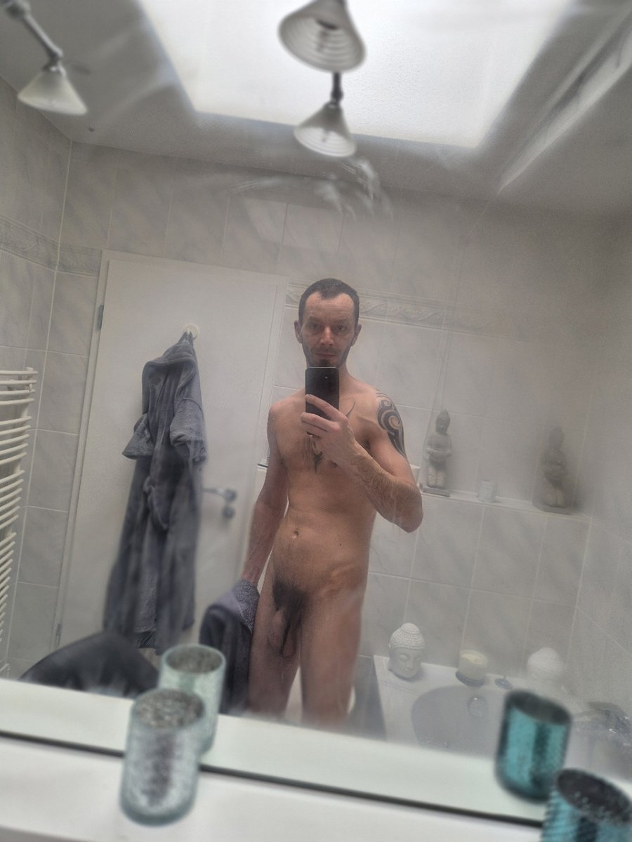 frisch aus der heißen Wanne 😍🔥#hotbad #slimbody #hairycock #hamburgnord was sagt ihr ?