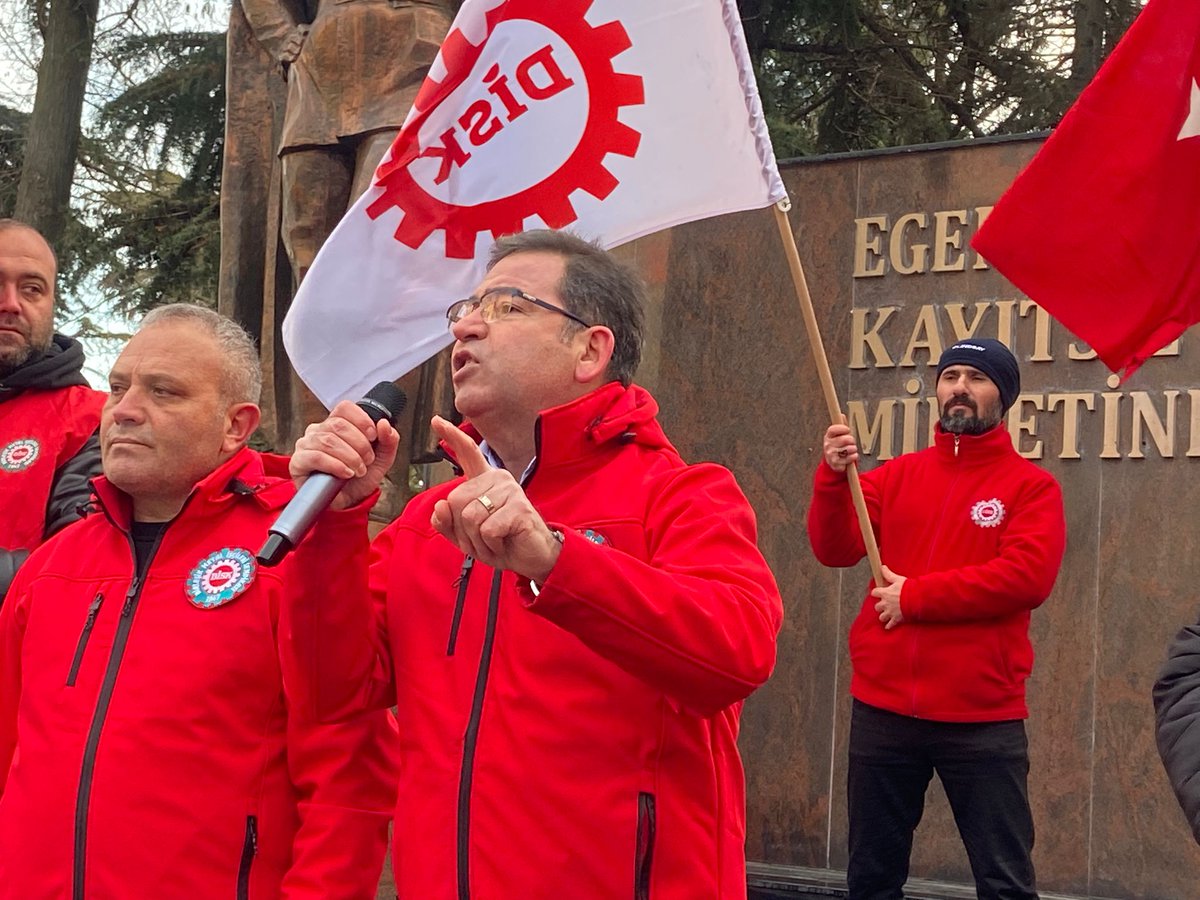 🔴MESS dayatmalarına karşı fabrikalarımızın yanı sıra kent meydanlarından da ses yükseltiyor, mücadelemizi kararlılıkla sürdürüyoruz✊

📌Genel Yönetim Kurulumuzun 12 Ocak'ta açıkladığı eylem planı kapsamında bugün Çorlu Atatürk Meydanında Sendikamızın Genel Başkanı Özkan Atar,