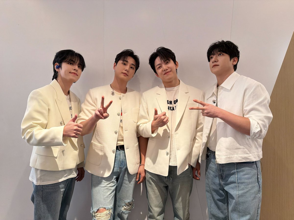 [ #DAY6_BEHIND ]

DAY6 10th Anniversary <The DECADE> in #HONGKONG - DAY1

My Day가 만들어준 최고의 공연🌟

=

A great concert with My Day🌟

#DAY6 #데이식스
#The_DECADE
#DAY6_10th_Anniversary