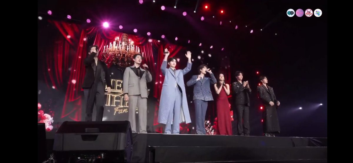 Huaaaaa tiba" udahann ajaaaa bener" kelewat banyak bangt garaa" X nihhhhhhhh😭😭

#MeAndTheeSeriesFinalEP